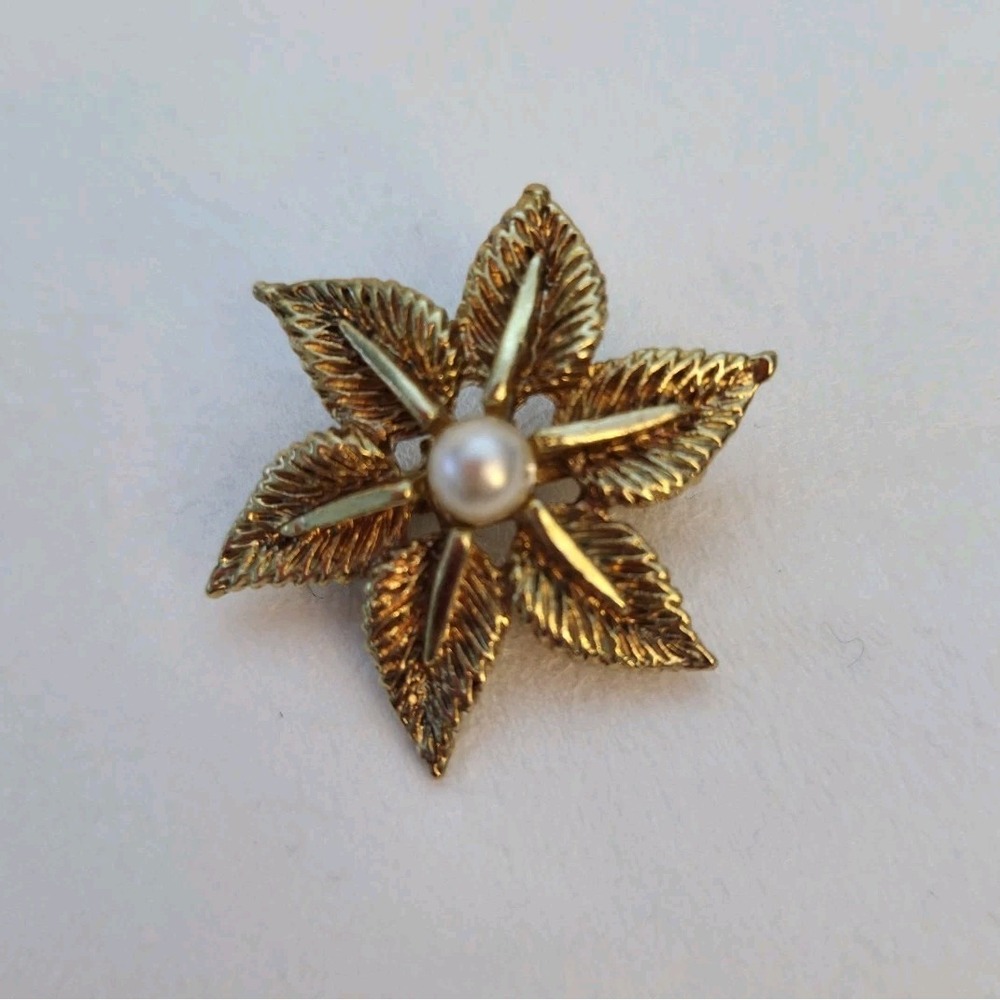 Vintage Mid-Century Gold Tone Textured Flower Brooch‎ Faux Pearl Center Petite
